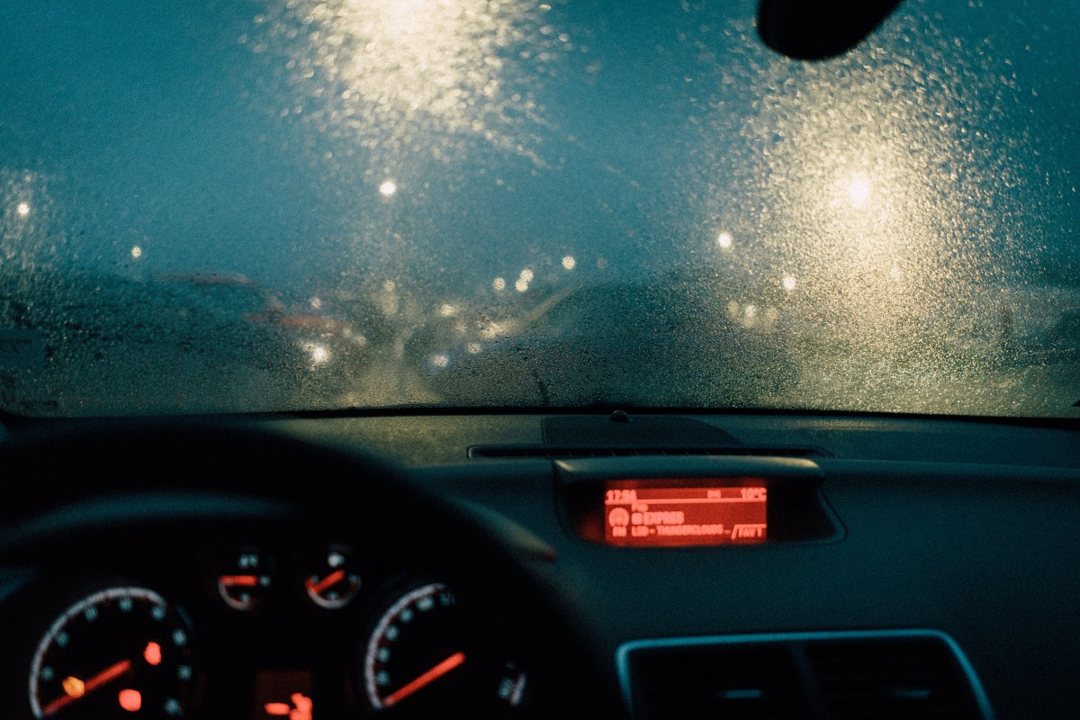 Jak se účinně zbavit vlhkosti v autě